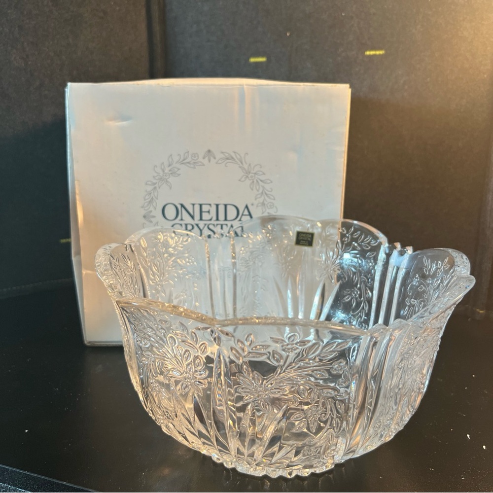 VINTAGE NEW ONEIDA CRYSTAL "Spring Lace" Floral 10"‎ Bowl Germany DISCONTINUED